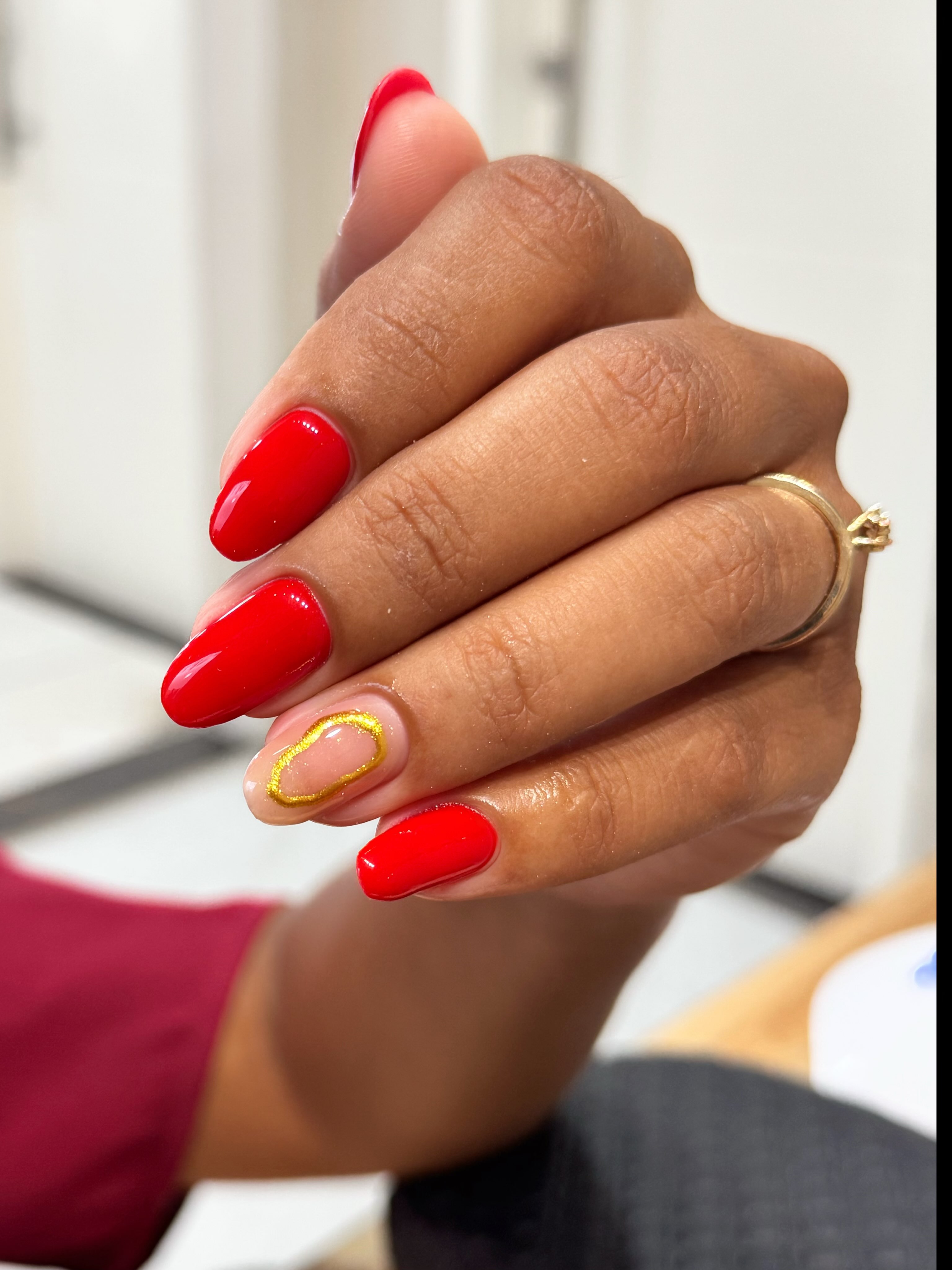 Unhas com esmaltação em gel vermelha
