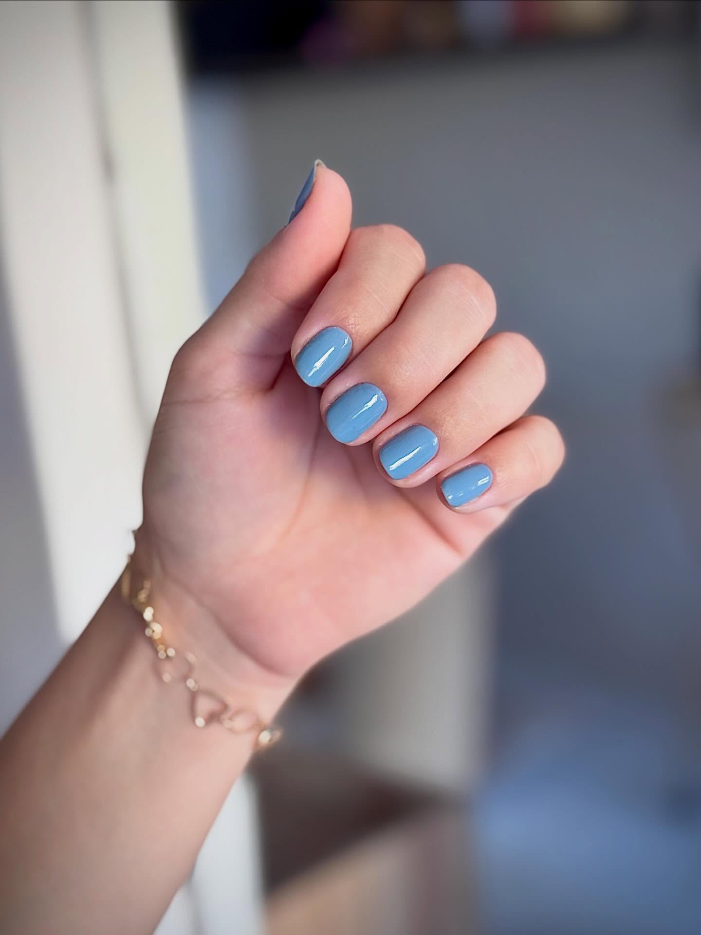 Unhas azuis elegantes